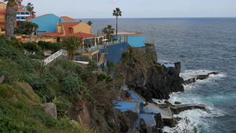 Farbenfrohes-Resort-An-Der-Küste-In-Canico,-Madeira