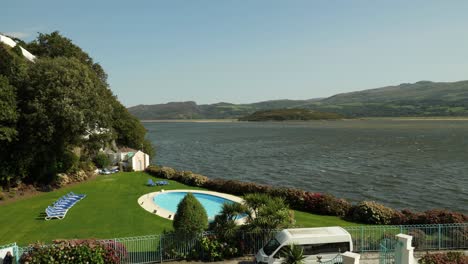 Hotel-Pool-On-The-Coast-Of-Portmeirion-Village,-North-Wales