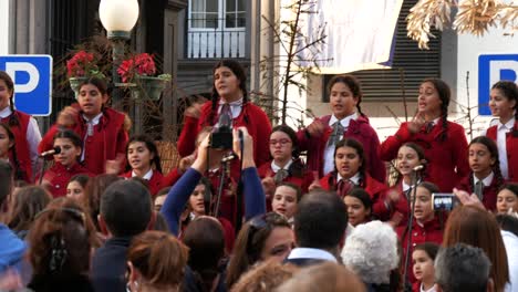 Children-Choir-Performing-A-Song-On-The-Street-At-Christmas-In-Funchal,-Maderia