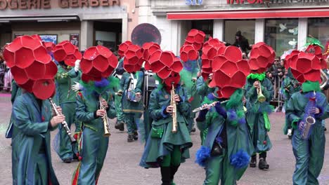 Solothurn,-Schweiz---03.-März-2019:-Ein-Musikalischer-Karnevalsclub-Mit-Masken,-Die-Wie-Blumen-Aussehen,-Die-Musikinstrumente-Wie-Trommeln-Und-Blechbläser-Spielen,-Während-Sie-Den-Karnevalsverkauf-Abwickeln