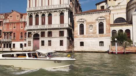 Eine-Handaufnahme-Eines-Luxuriösen-Wasserlimousinen-Taxis,-Das-Fluchend-Durch-Den-Canal-Grande-In-Venedig,-Italien,-Fährt