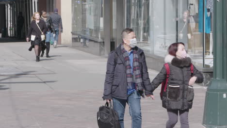 Asiatisches-Paar-Mit-Gesichtsmaske-Auf-Der-Sixth-Avenue-In-New-York