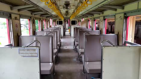 Un-Viaje-En-Tren-Desde-Bangkok-Al-Mercado-Ferroviario-De-Mae-Klong