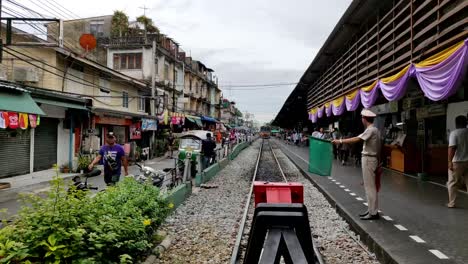 Eine-Zugfahrt-Von-Bangkok-Zum-Mae-Klong-Eisenbahnmarkt