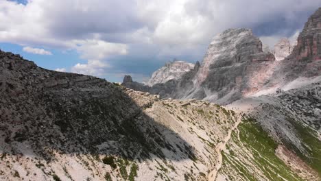 Drohne-Bewegt-Sich-Schnell-über-Den-Wanderweg-Zum-Tre-Cime-Di-Lavardeo-In-Den-Italienischen-Dolomiten