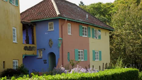 Colourful-House-In-Portmeirion,-An-Italian-Style-Tourist-Village-On-The-Coast-Of-North-Wales