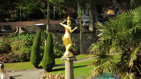 Statue-In-The-Garden-Of-Portmeirion,-An-Italian-Style-Tourist-Village-On-The-Coast-Of-North-Wales