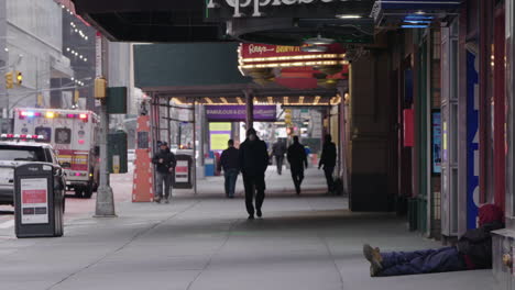 Broadway-Show-District-Mit-Obdachlosen-Und-Krankenwagen-Während-Covid-19
