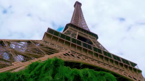 Toma-Estática-De-La-Torre-Eiffel,-La-Dama-De-Hierro-Desde-Abajo,-París,-Francia.