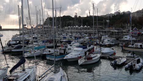 Boote-Und-Yachten-Liegen-Bei-Sonnenuntergang-Im-Hafen-Von-Funchal
