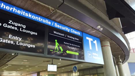 Stuttgart,-Deutschland---29.-Dezember-2018:-Sicherheitskontrollschild-Zeigt-Anweisungen-Für-Passagiere-Am-Flughafen,-Stuttgart,-Deutschland