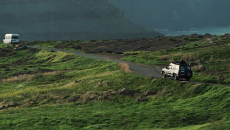 Jeep-En-La-Carretera-Estrecha-En-La-Costa-De-La-Isla-De-Madeira,-Cerca-Del-Pueblo-Pesquero-De-Canical