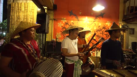 Artistas-Tocando-Música-Típica-En-Las-Calles-De-Vietnam.