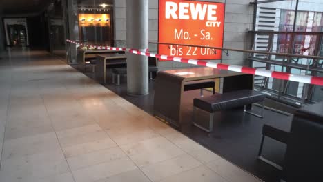 Café-Cerrado-Vacío-En-El-Centro-Comercial-Del-Centro-De-Hamburgo,-Alemania,-Durante-El-Brote-De-Pandemia-De-Coronavirus