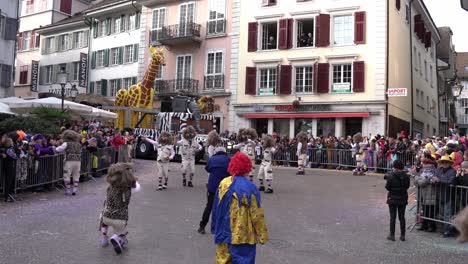 Solothurn,-Schweiz---03.-März-2019:-Ein-Riesiges-Fahrzeug-Beim-Karnevalsdeal,-Das-Wie-Eine-Giraffe-Aussieht