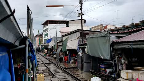 A-train-ride-from-Bangkok-to-Mae-Klong-railway-market