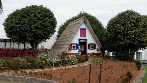 Casa-Tradicional-En-El-Pueblo-De-Santana,-Madeira