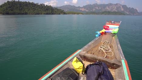 Proa-Del-Tradicional-Barco-Tailandés-De-Cola-Larga-Mientras-Navega-En-Una-Laguna-De-Mar-Tropical,-Pov-Dinámico