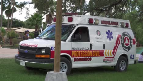 Ambulancia-Estacionada-En-El-Parque-De-Atracciones.