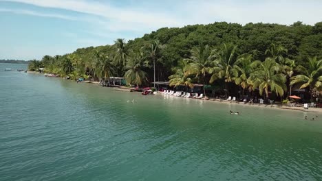Vista-Aérea-De-La-Costa-De-Bocas-Del-Toro-En-Panamá-Con-Vegetación-Y-Turistas