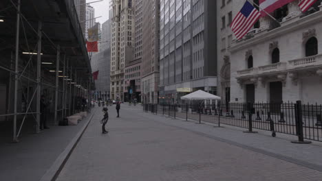 Fearless-Girl-in-front-of-empty-New-York-Stock-Exchange-in-time-of-coronavirus