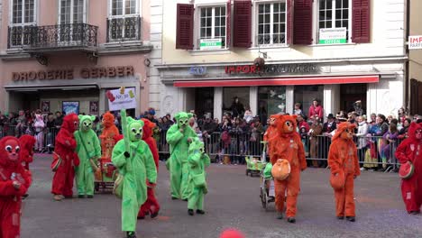 Solothurn,-Schweiz---03.-März-2019:-Ein-Karnevalsclub-Mit-Kostümen,-Die-Wie-Bären-Aussehen,-Die-Den-Karnevalsvertrag-Abwickeln