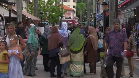 Gruppe-Muslimischer-Frauen-Versammelt-Sich-Auf-Der-Bussorah-Street-In-Singapur