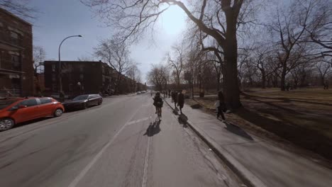 POV-Hinter-Einem-Radfahrer,-Der-Neben-Dem-Sir-Wilfrid-Laurier-Park-In-Montreal-Fährt