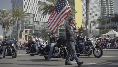 Motorradfahrer-Unterstützen-Die-Veteranentagsparade-2019-In-Der-Innenstadt-Von-San-Diego