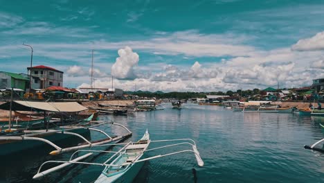 Barcos-Banka-Que-Viajan-A-Las-Islas-Desde-El-Puerto-De-La-Ciudad-De-Surgao,-Filipinas