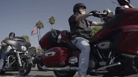 Motorradfahrer-Fahren-Während-Der-Veteranentagsparade-2019-In-Der-Innenstadt-Von-San-Diego