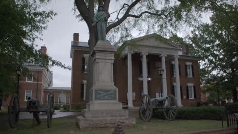 Charlottesville,-Virginia:-Monumento-Confederado-Fuera-Del-Tribunal-De-Circuito-Del-Condado-De-Albemarle
