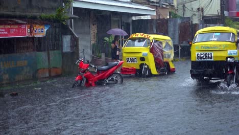 Clip-En-Cámara-Lenta-De-Triciclos-Recorriendo-Las-Calles-Inundadas-De-La-Ciudad-De-Surigao-En-Las-Inundaciones-De-La-Temporada-De-Lluvias