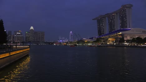Vista-Nocturna-Desde-El-Promontorio-Del-Hotel-Marina-Bay-Sands-En-Singapur.