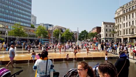 Crowd-Of-People-Enjoying-Summer-On-The-Water-Fountain-At-The-Old-Market-Square-In-Nottingham,-England,-UK