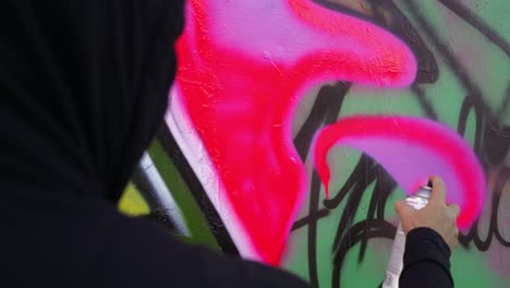 Maskierte-Straßenkünstler-Sprühen-Farbe-Auf-Die-Seite-Eines-Verlassenen-Zuges