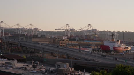 Seattle,-Washington,-USA,-Stadthafen,-Frachtterminals,-Kräne-Und-Straßenverkehr,-Panorama