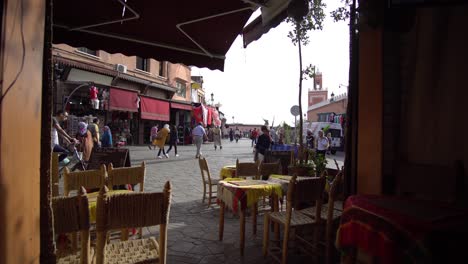 Marrakech,-Marruecos,-Gente-En-La-Plaza-Frente-A-La-Cafetería-Tradicional