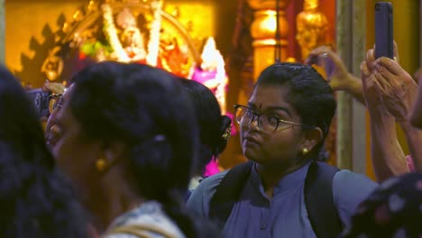 Gruppe-Indischer-Frauen-Im-Sri-Veeramakaliamman-Tempel