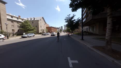 POV-Radfahren-Entlang-Der-Straße-In-Der-Innenstadt-Von-Montreal,-An-Einem-Sonnigen-Tag-Vorbeifahrender-Verkehr