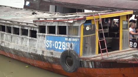 Primitive-Touristic-Boats-Waiting-For-Tourist-in-Mekong-River-Delta,-Vietnam