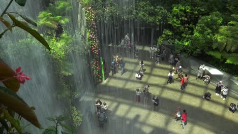 Touristen-Blicken-Zum-Wasserfall-Im-Nebelwald-In-Singapur
