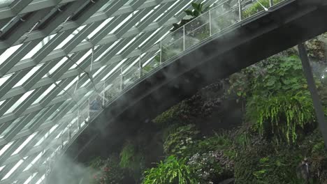 Wassernebel-Sprüht-Vom-Gehweg-Am-Cloud-Forest-Dome-In-Singapur