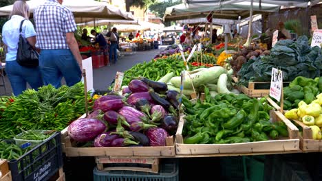Frutas-Y-Verduras-Frescas-Que-Se-Venden-En-El-Mercado-Callejero-De-Roma,-Italia---Cierre-A-Cámara-Lenta