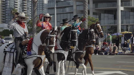 Teilnehmer-Reiten-Während-Der-Veteranentagsparade-2019-In-Der-Innenstadt-Von-San-Diego-Auf-Pferden-Auf-Der-Straße