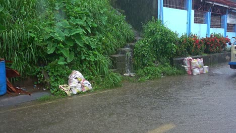 Triciclos-Circulando-Por-Calles-Inundadas-En-La-Ciudad-De-Surigao-Durante-La-Temporada-De-Lluvias-En-Filipinas,-Ya-Que-Las-Lluvias-Monzónicas-Causan-Inundaciones