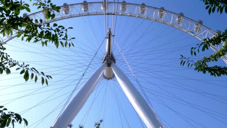 Static-shot-of-iconic-tourist-attraction-London-Eye-cantilevered-observation-wheel-in-London-United-Kingdom
