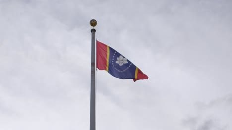 Mittel,-Zeitlupe:-Neue-Mississippi-Staatsflagge,-Magnolienflagge,-Am-Fahnenmast