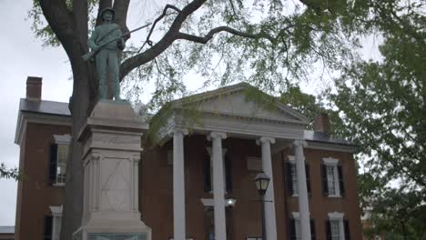 Charlottesville,-Virginia:-Monumento-Confederado-Fuera-Del-Tribunal-De-Circuito-Del-Condado-De-Albemarle
