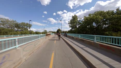 POV-En-Bicicleta-Por-Rachel-Street-Cruzando-El-Puente-En-Montreal